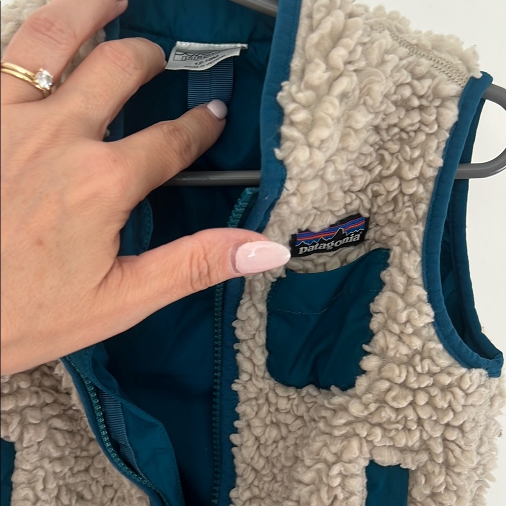 Patagonia Cream Sherpa Vest with Teal Trim - Picture 5 of 5